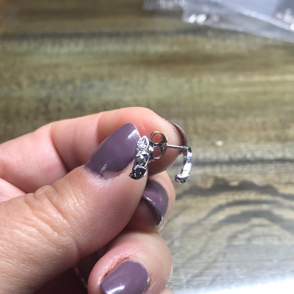 Diamond earringseating